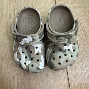 CROCS Camo